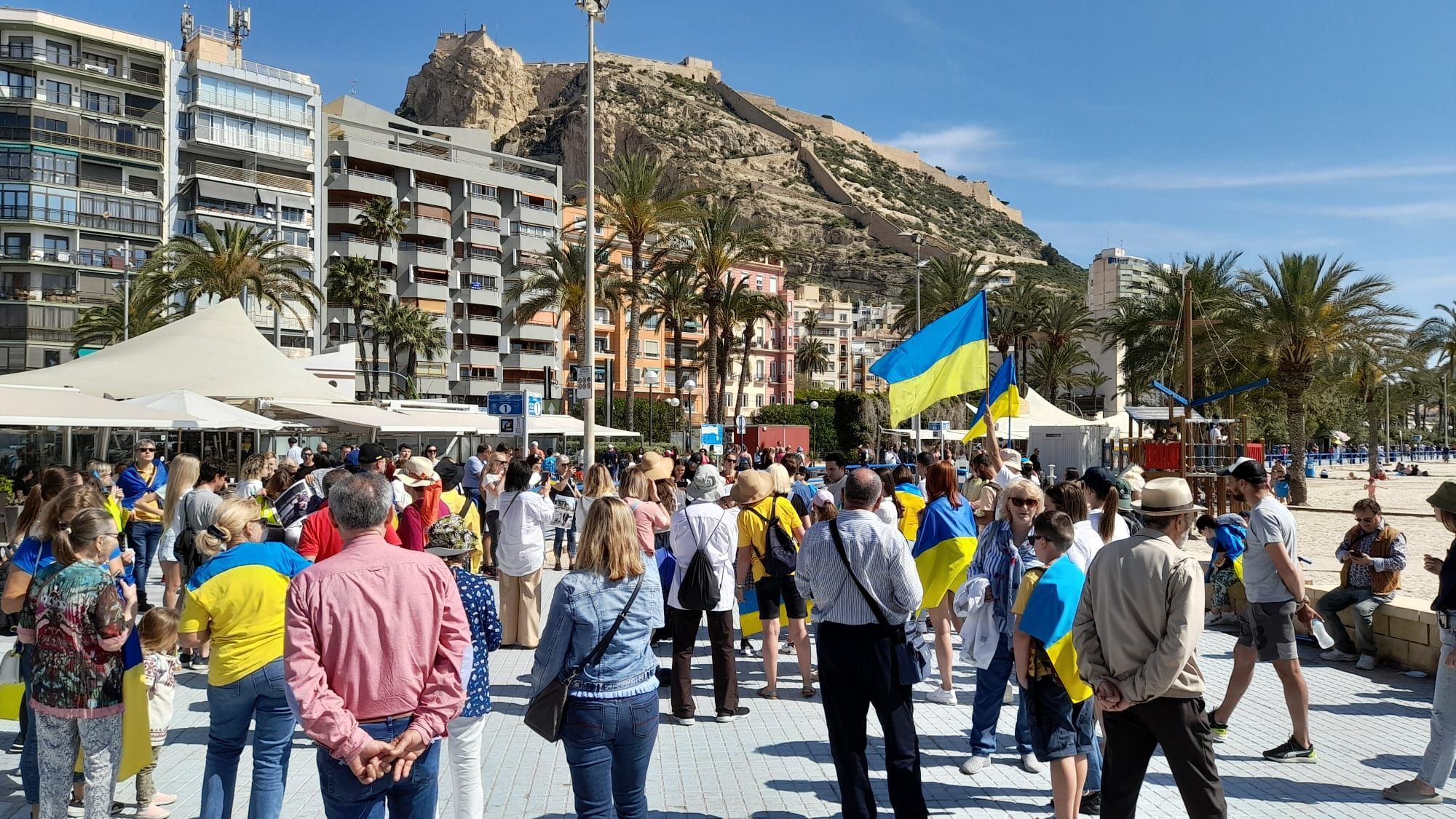 120 personas forman una cadena humana en Alicante para mostrar su apoyo a Ucrania