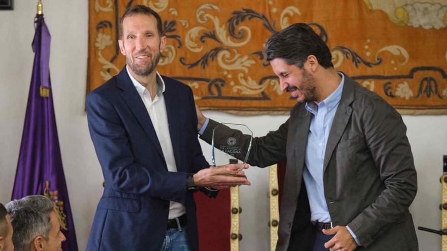Tomy López recibe de Luis Yeray Gutiérrez la distinción por el ascenso. | |C. W. L.