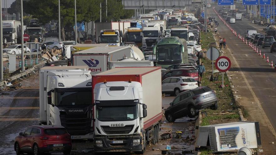La DANA atrapa a 14.000 transportistas de la ruta mediterránea y 8.000 del corredor Valencia-Madrid