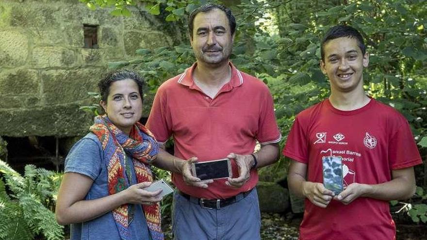 Xosé Anton Araúxo, en el centro, con la técnica de turismo, Patricia Costas, y el alumno de Terra de Turonio, Daniel Rodríguez. // D. P.