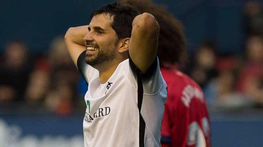 Álex López se lamenta en el encuentro ante Osasuna.