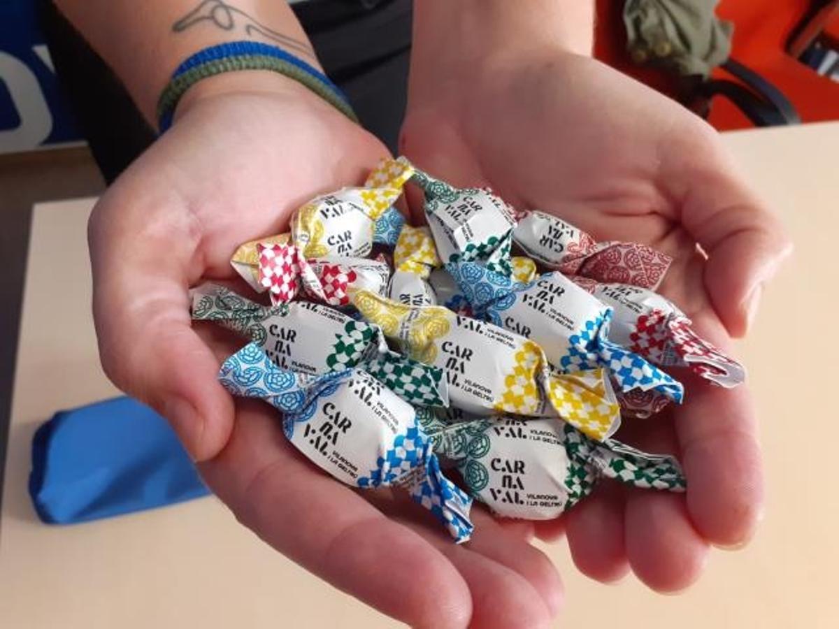 Detalle de los caramelos que se lanzan en la 'guerra de caramelos' del Carnaval de Vilanova i la Geltrú