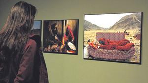 Una noia observa diverses fotos que formen part de l’exposició del World Press Photo 2024 al CCCB