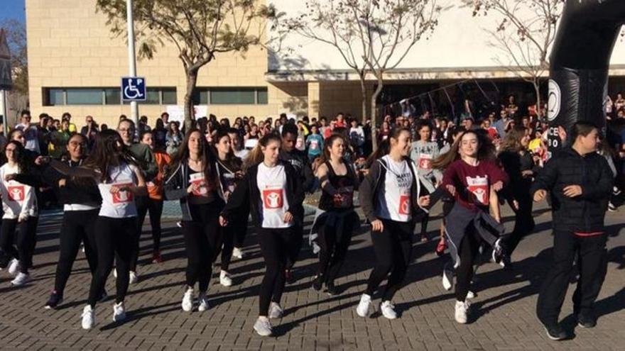 Alumnos del IES La Mar de Xàbia, antes Número 1, durante una actividad solidaria