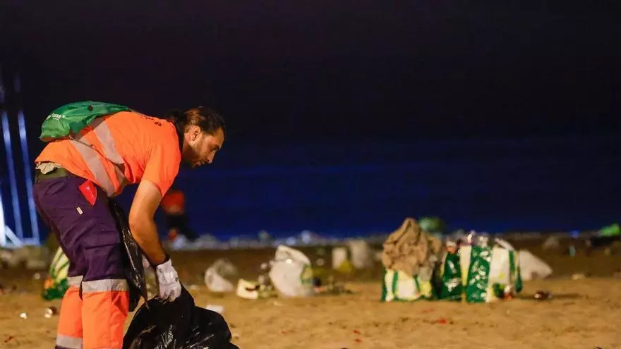Las playas de València, obligadas a reforzar su limpieza por el eclipse