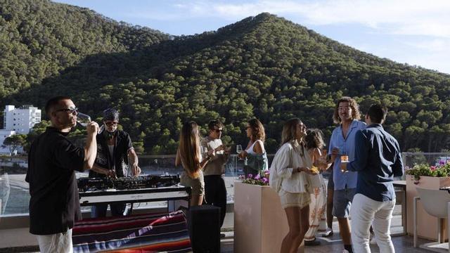 La azotea de Mondrian Ibiza acoge sesiones de música. | DI