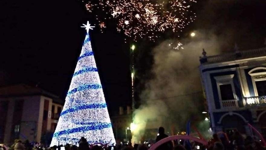 El encendido de las luces navideñas de Pola de Laviana, con la traca pirotécnica.