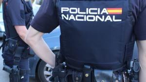 Agentes de la Policía Nacional de espaldas