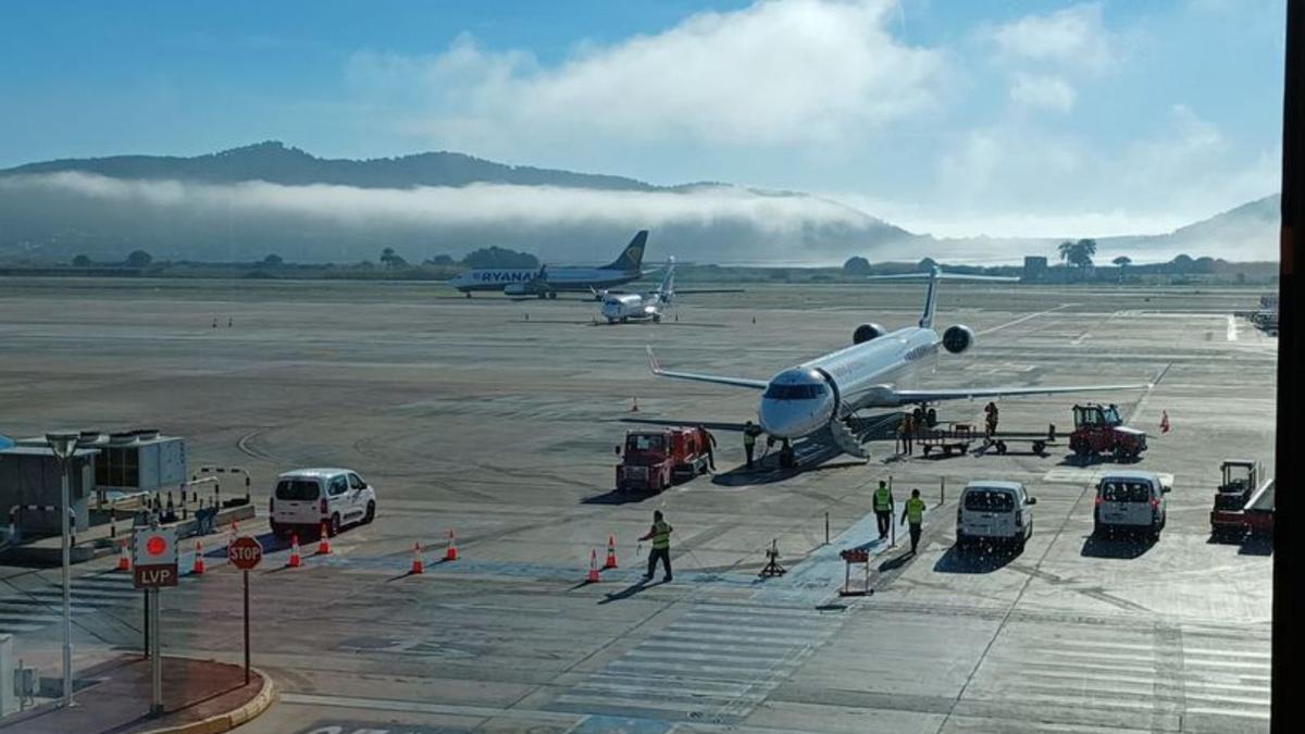 El aeropuerto cuando la niebla ya se había levantado y comenzaba a recuperar la actividad ayer por la mañana. Por la tarde, tuvo que volver a cerrarse.