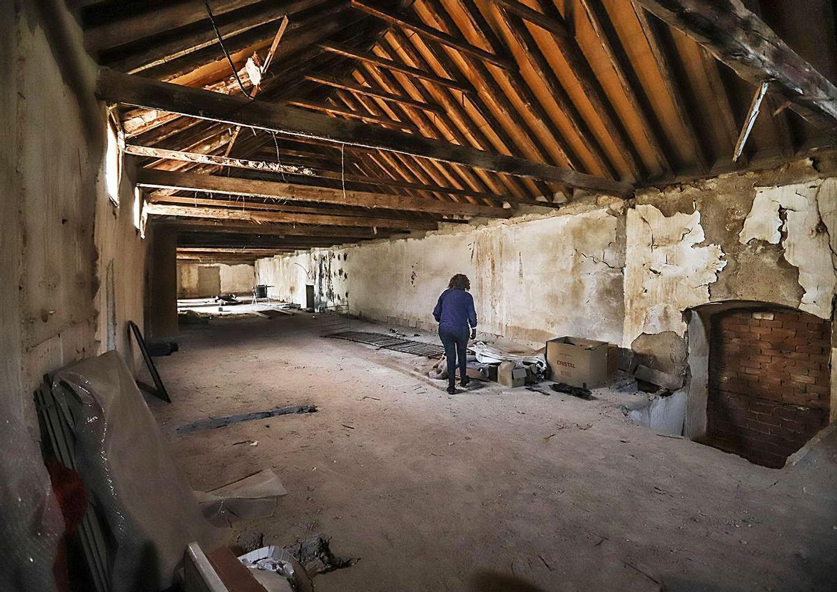 Aspecto que presenta la primera planta del museo, que se rehabilitará como sala expositiva. | TONY SEVILLA