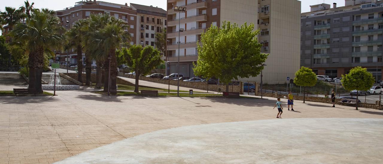 Parque del Beat Pare Ferreres con el escenario de piedra en primer término, en una imagen de este martes.