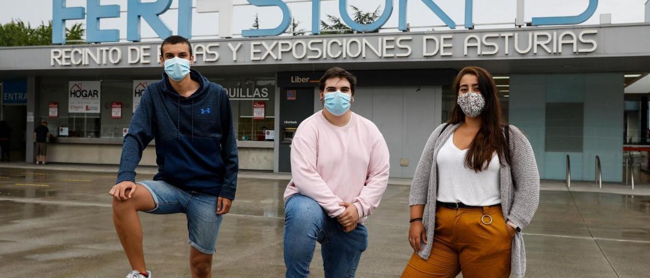 Por la izquierda, Jesús González, Andrés Solares y Eva Vigil, en las inmediaciones del recinto ferial &quot;Luis Adaro&quot;.