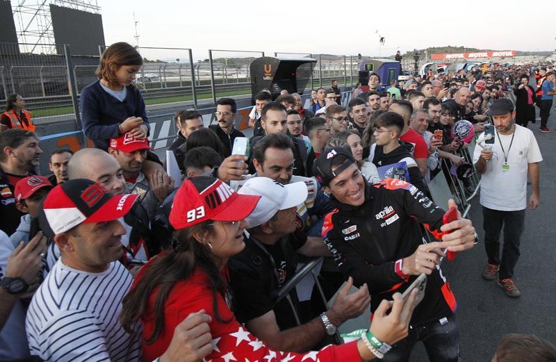 Ambientazo en Cheste | La afición disfruta con el Pit Walk