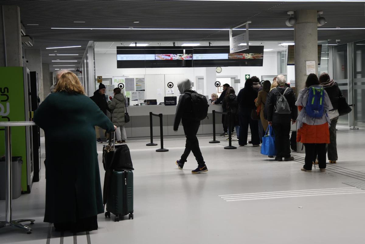 Usuarios en la estación de bus de Vigo, esta mañana