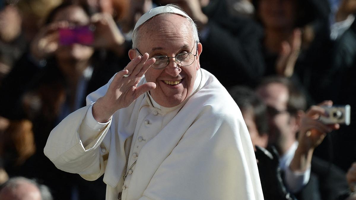 El Papa Francisco, el 19 de marzo del 2013, saluda a la multitud desde el papamóvil, durante su misa inaugural en la plaza de San Pedro, en el Vaticano. El Papa Francisco, el 19 de marzo del 2013, saluda a la multitud desde el papamóvil, durante su misa inaugural en la plaza de San Pedro, en el Vaticano.