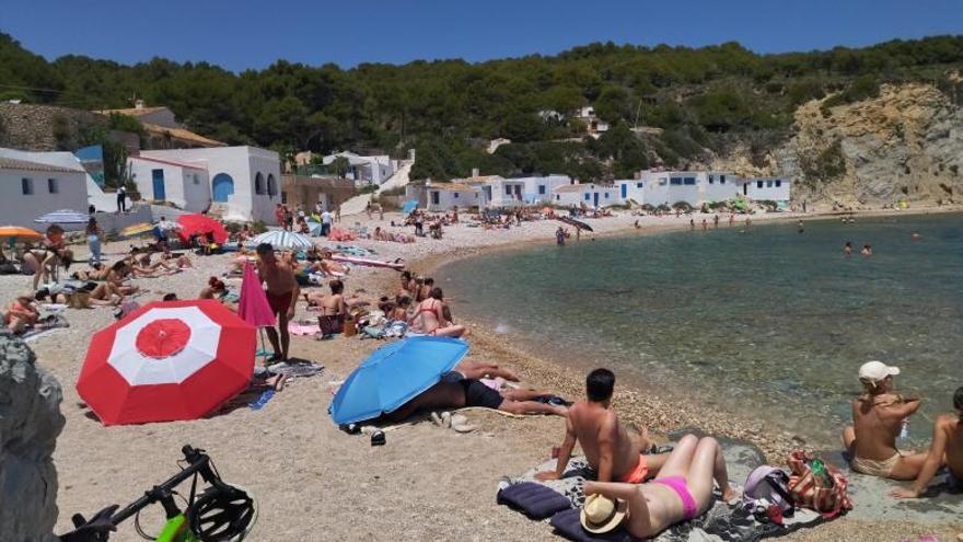 Los turistas buscan calas con encanto; una de las de más tirón es la de la Barraca.