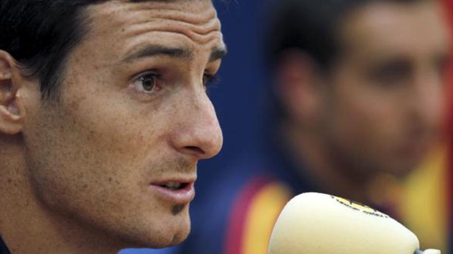 El jugador de la selección española de fútbol Aritz Aduriz, durante la rueda de prensa tras el suave entrenamiento que los internacionales realizaron hoy en La Ciudad del Fútbol de La Rozas, tras un día de asueto posterior al triunfo ante Lituania en Salamanca.