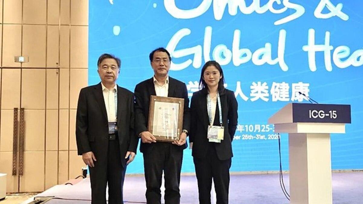 Zhang Yongzhen, en el centro, recibiendo un premio en 2020