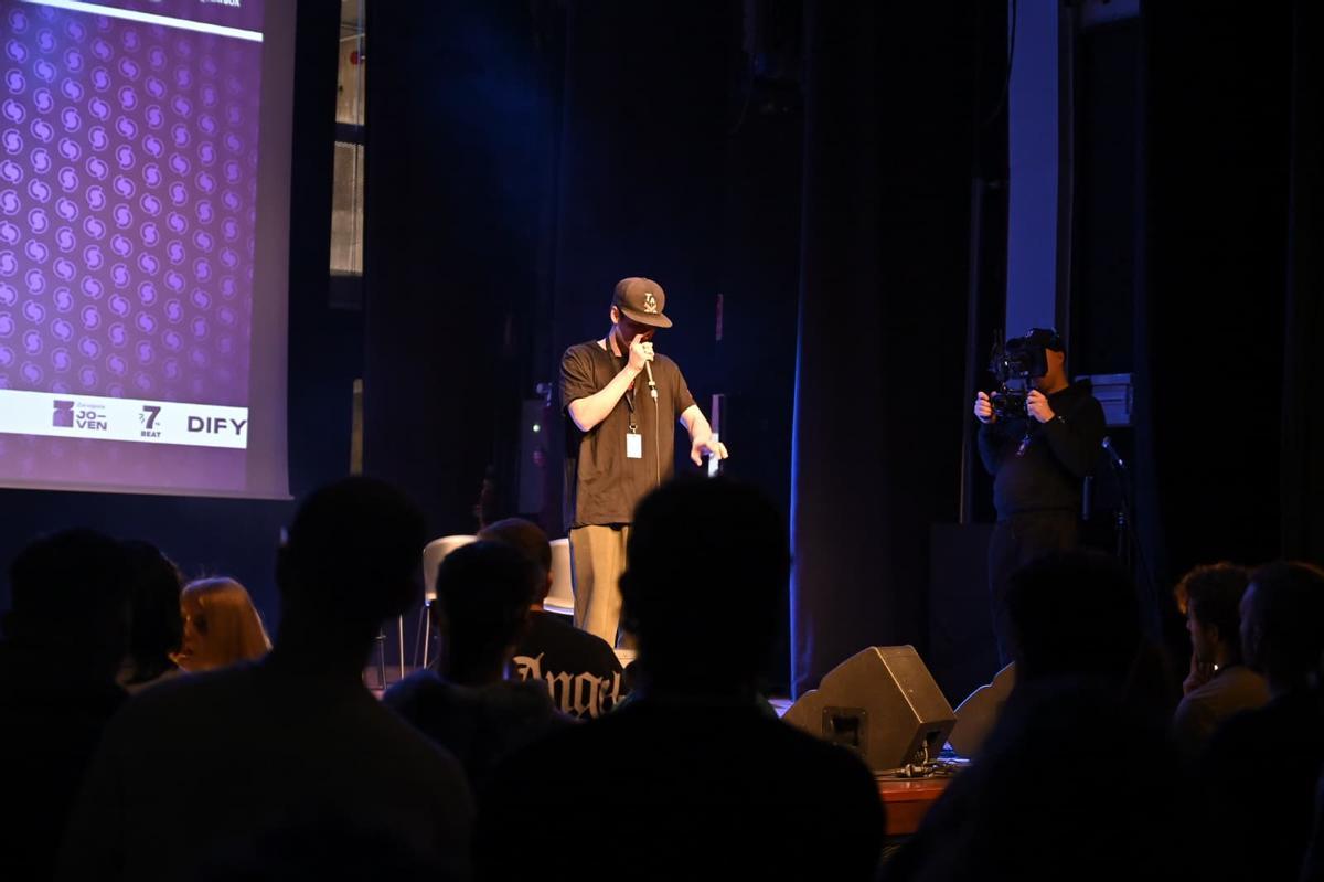 El público sigue atento todas las actuaciones de la batalla