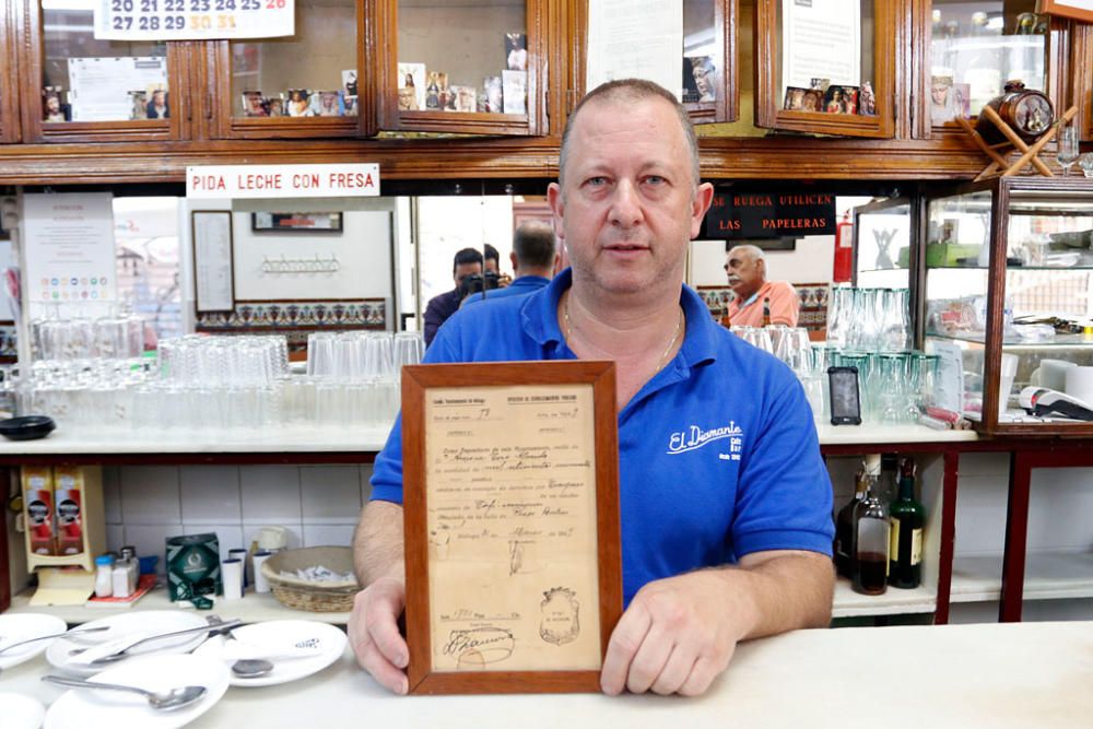 En 1949, José Gálvez y Aurora Toro, tras estar al frente del bar El Brillante, en Puerta Nueva, decidieron trasladarse a la calle Pozos Dulces y abrir el bar El Diamante. Siete décadas después, conserva gran mayoría del mobiliario y objetos originales