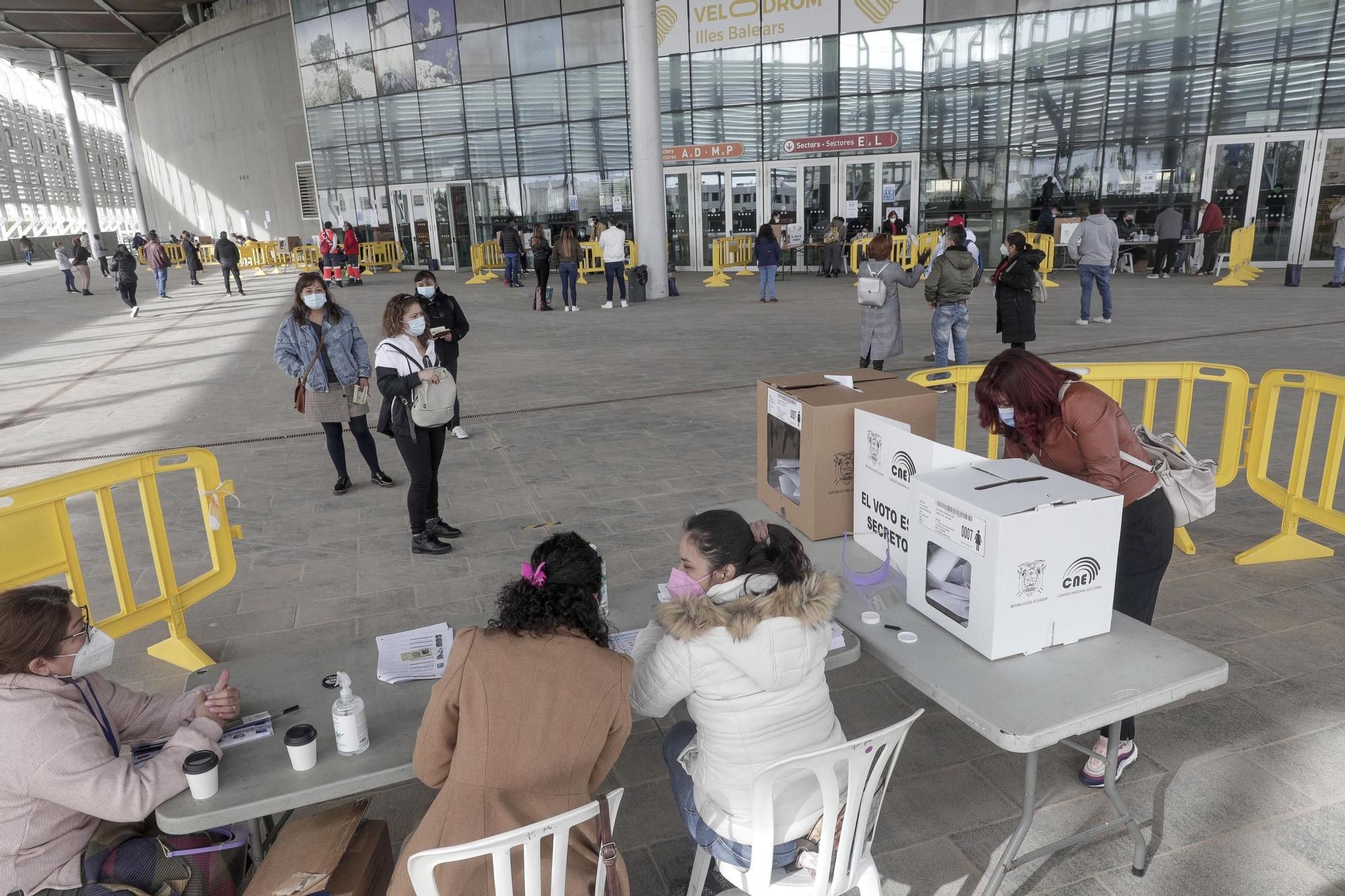 Aglomeraciones y "desorganización" en el arranque de las elecciones de Ecuador en Palma