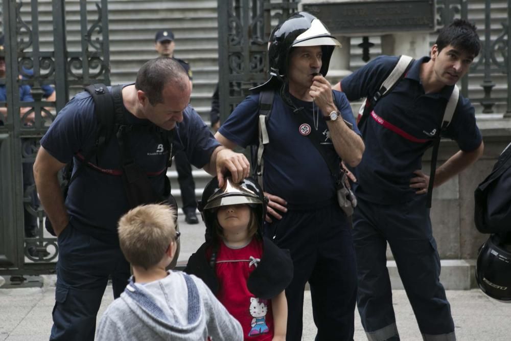 Manifestación de bomberos de Asturias delante de la Junta General del Principado