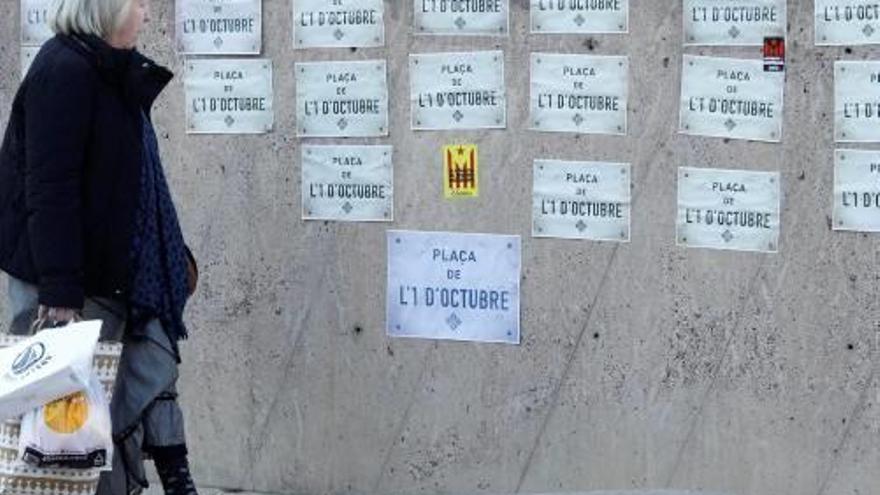 Imatge d&#039;arxiu d&#039;una enganxada de cartells a la plaça