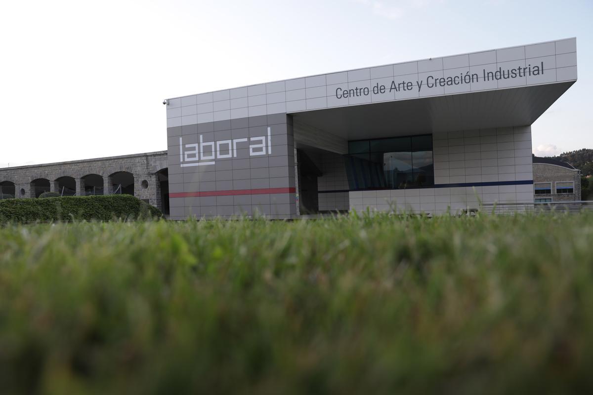 Entrada a Laboral Centro de Arte y Creación Industrial.