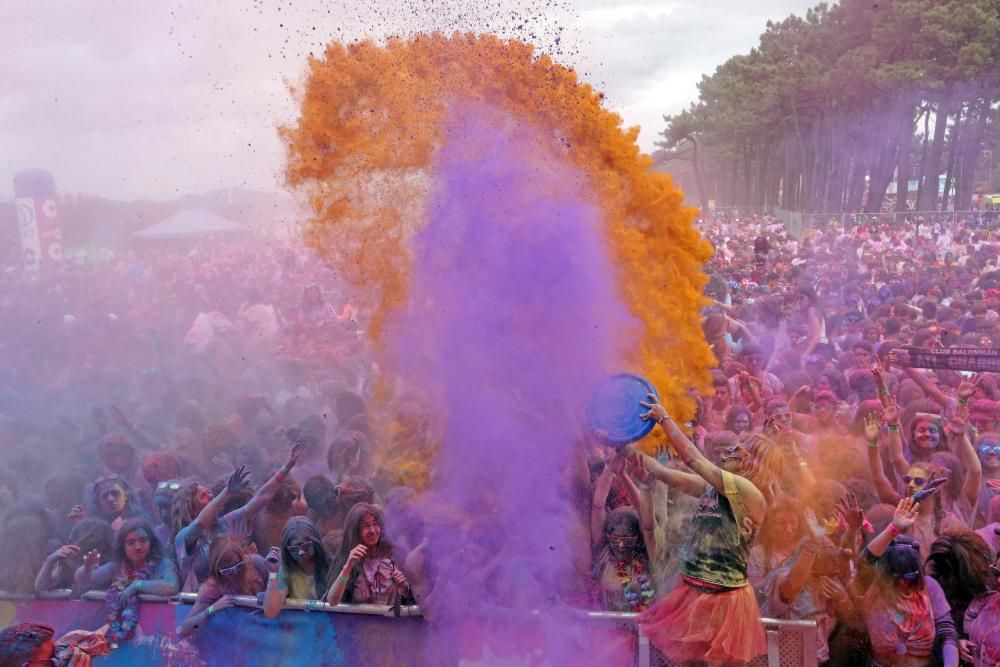 Miles de "corredores" participan en una nueva edición de la Holi Run en Vigo