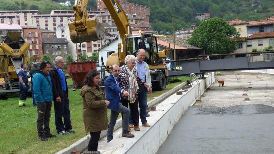 Por la izquierda, en el borde de la presa, Laura Álvarez, José Víctor Rodríguez, Mary Fernández, presidenta de la asociación, y el concejal José María Álvarez; detrás, Román Herrero y Armando Marinho, miembros de &quot;Amigos del Narcea&quot;.