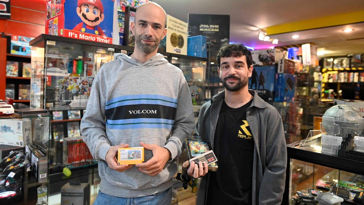 Manuel Garrido y Ángel Barros con juegos de Mario Bros antiguos en Replay Games.