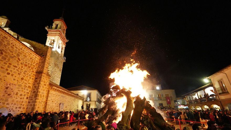 El fuego ilumina y calienta Dos Torres en una multitudinaria fiesta de la Candelaria