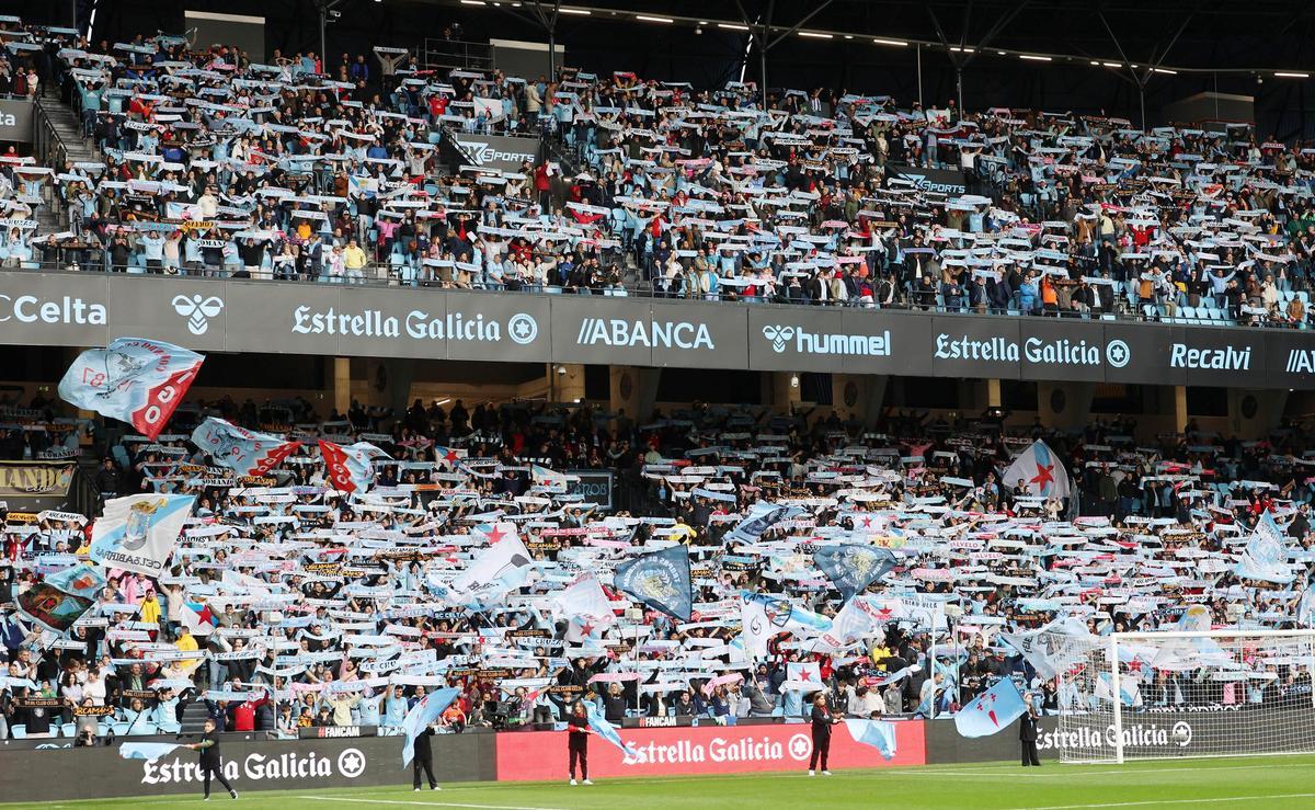Aficionados celestes de la grada de Marcador al inicio del partido entre el Celta y la Real Sociedad, el 21 de diciembre, el último de la primera vuelta en Balaídos