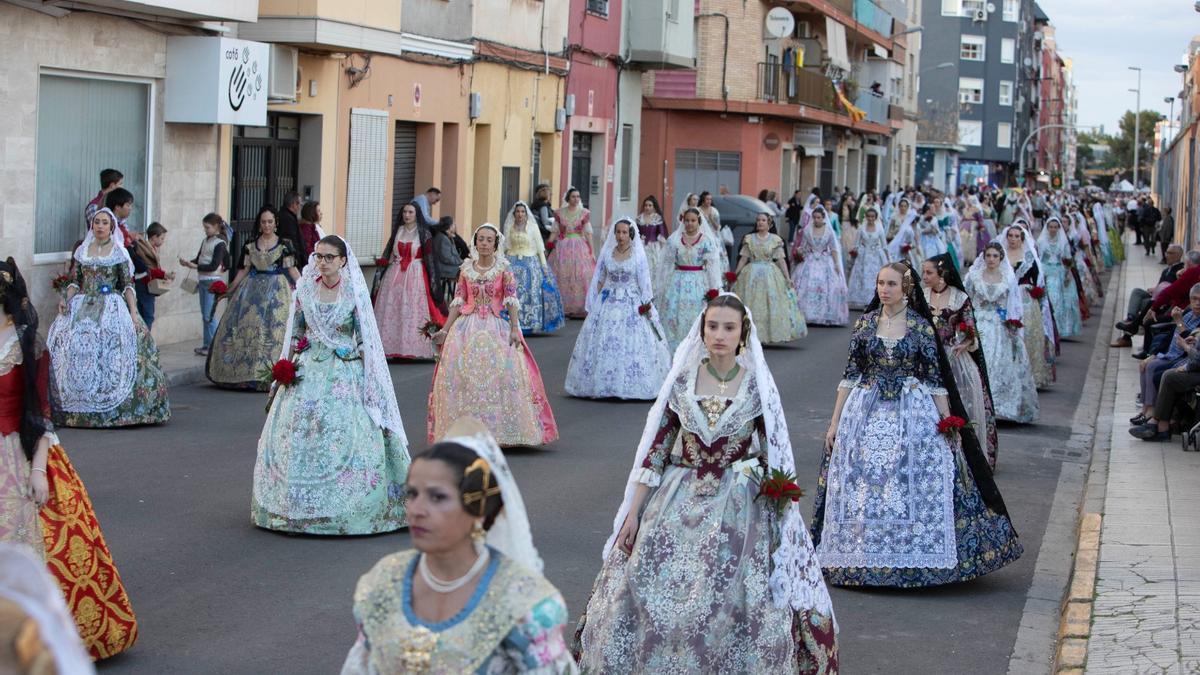 Centenares de falleras desfilan en la Ofrenda de Alzira, en una imagen de archivo.
