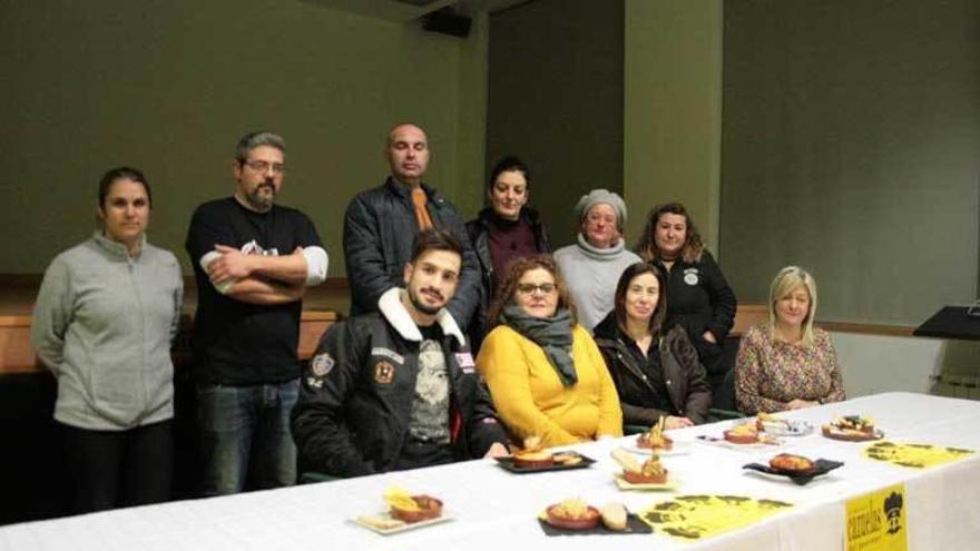 Hosteleros participantes, junto a la concejala de Desarrollo Local, ayer.