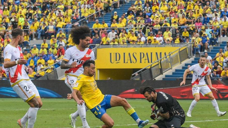 Munir El Haddadi trata de alcanzar el balón, sin éxito ante los rayistas Lejeune (i.), Aridane, el portero Dimitrievski y Balliu (d.). | | JUAN CASTRO