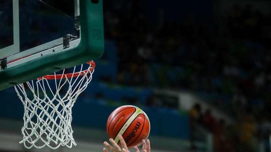 Gasol trata de lanzar ante la oposición de la defensa brasileña. // Efe