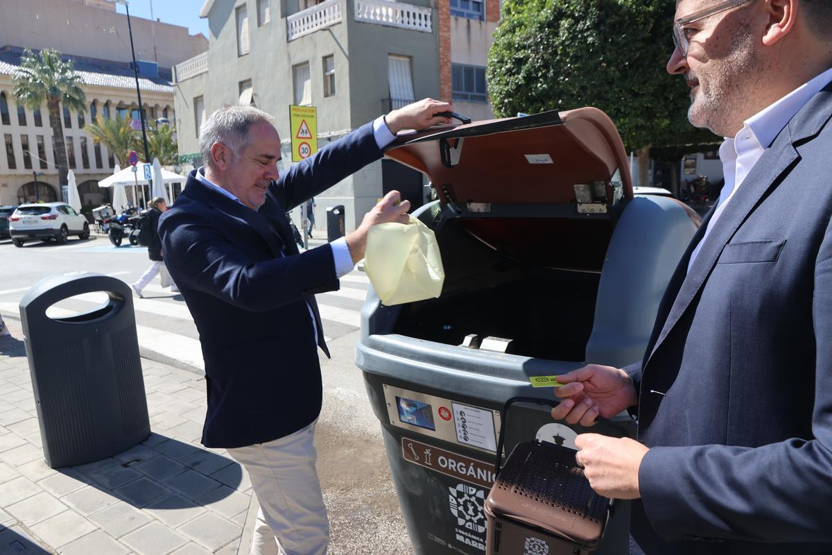 El alcalde prueba un contenedor ante la mirada del edil de Limpieza