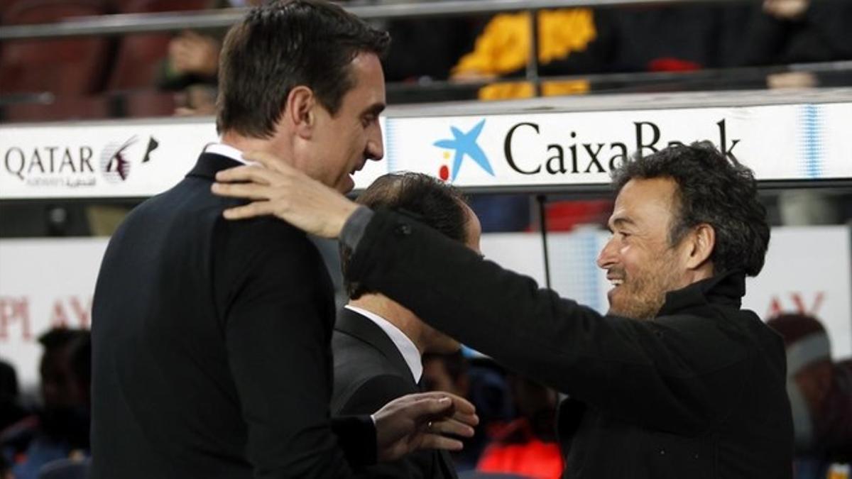 Gary Neville y Luis Enrique, en el partido de ida de la Copa en el Camp Nou.