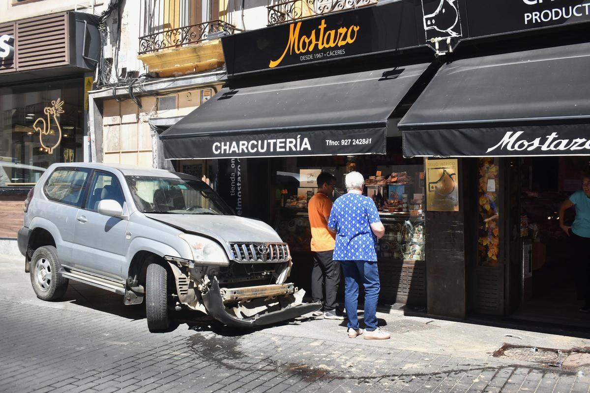 Galería | Aparatoso accidente en el centro de Cáceres