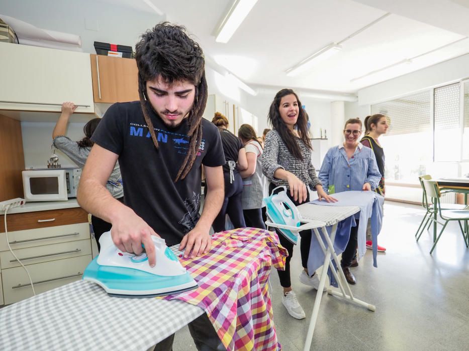 Visita de Ximo Puig al instituto de Formación Profesional Valle de Elda