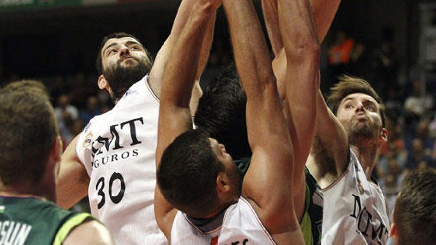 Los jugadores del Madrid taponan la entrada.