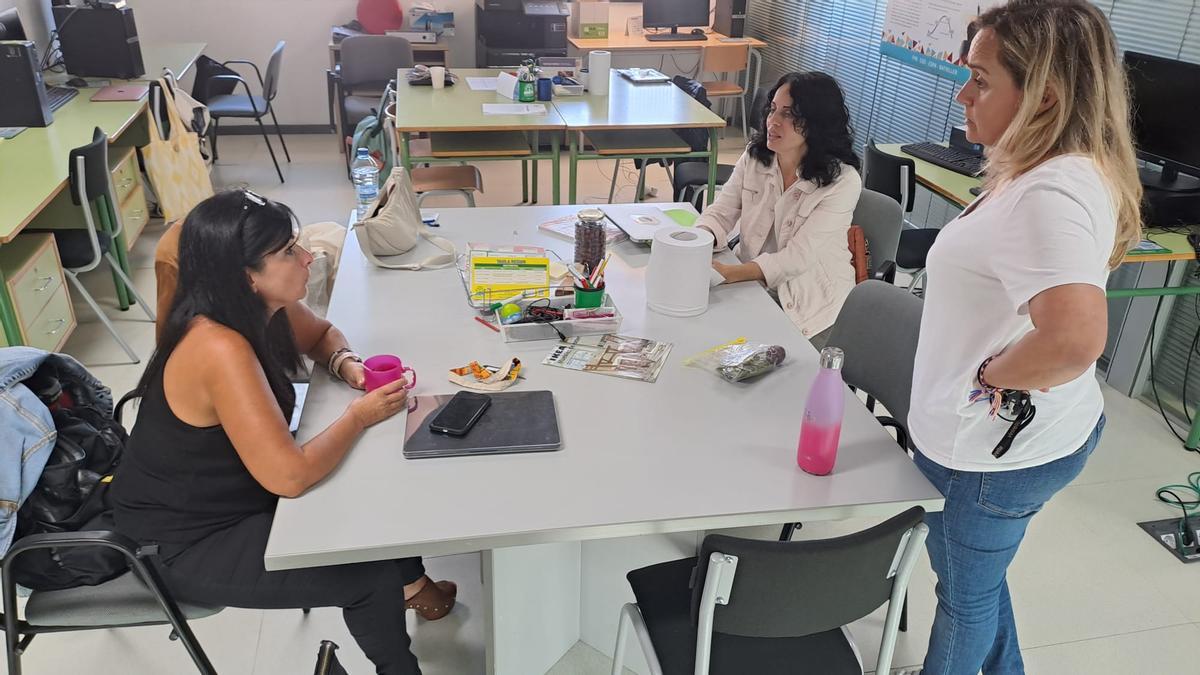 Docentes en la sala de profesores.