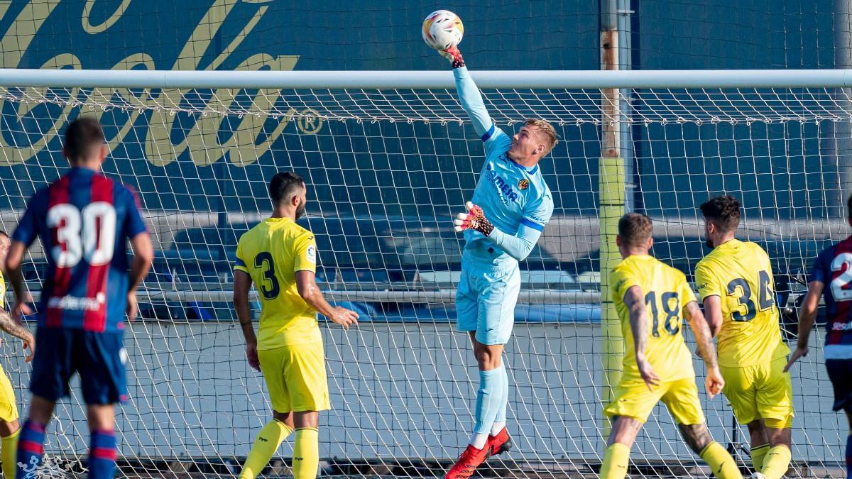 Jörgensen (Villarreal) despejando un balón