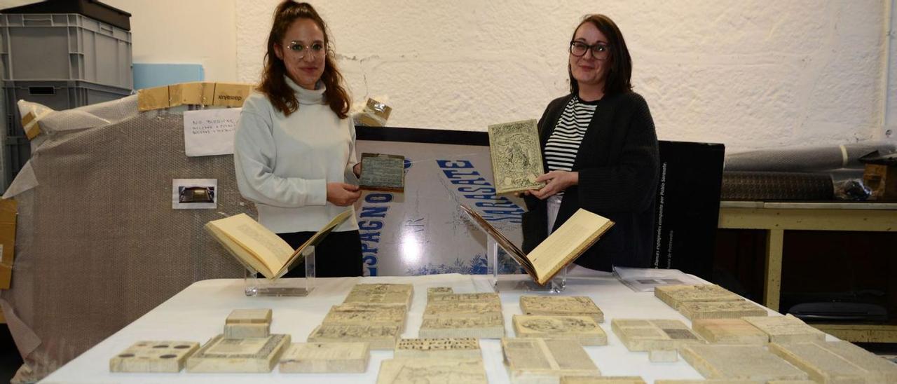 Xisela Pastoriza (izquierda) y Alma Rodríguez (derecha) se encargan de la catalogación de las planchas de impresión de los Massó.   | // G.N.