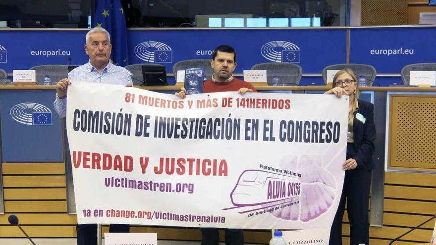 Víctimas de Angrois en una visita a Bruselas el pasado junio para pedir la comisión de investigación en el Congreso.