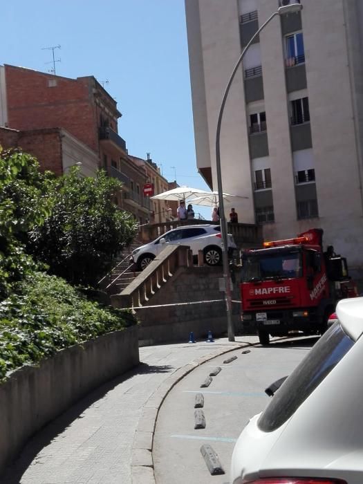 Un cotxe cau per les escales de la plaça Onze de Setembre