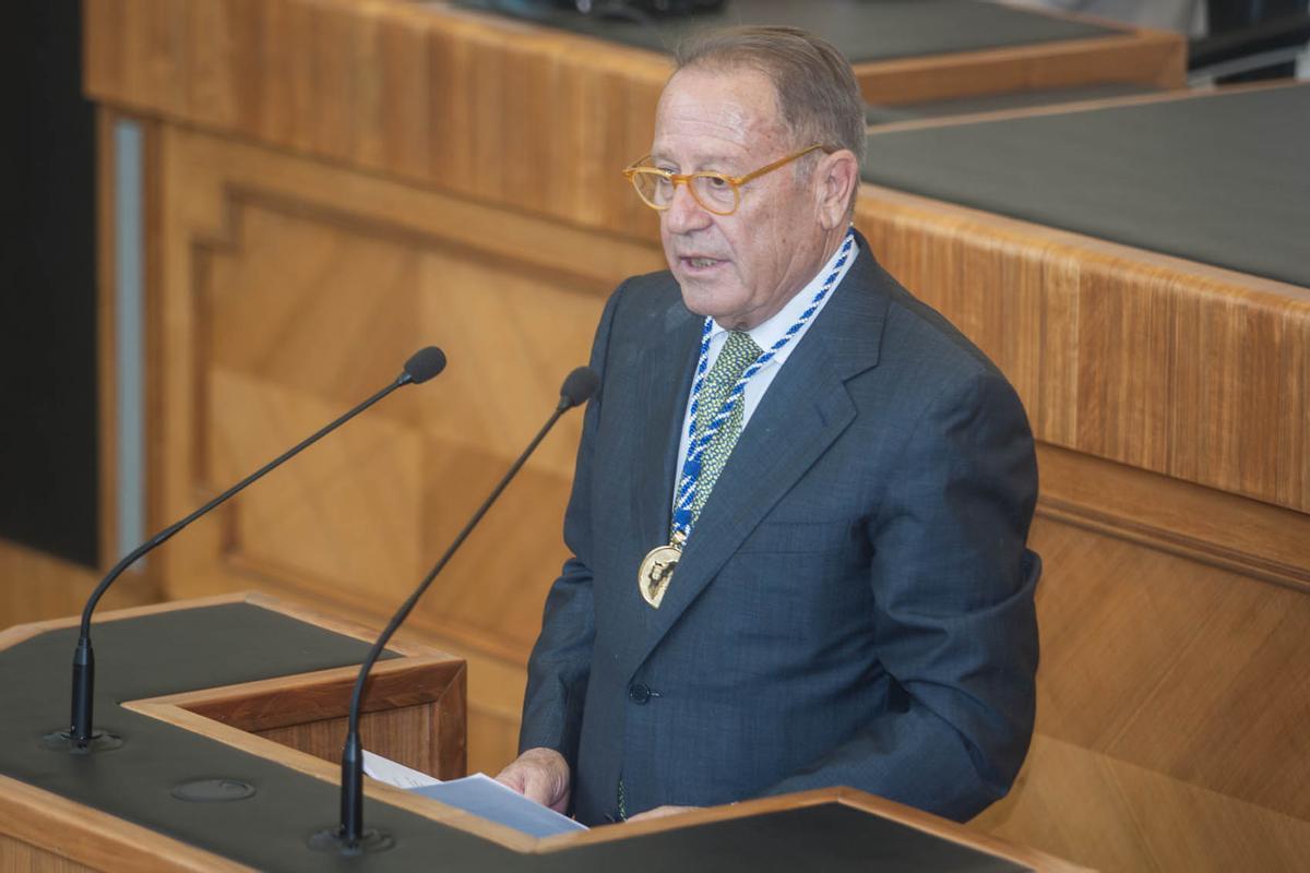 Francisco Santiago cuando recibió el premio alicantino de adopción