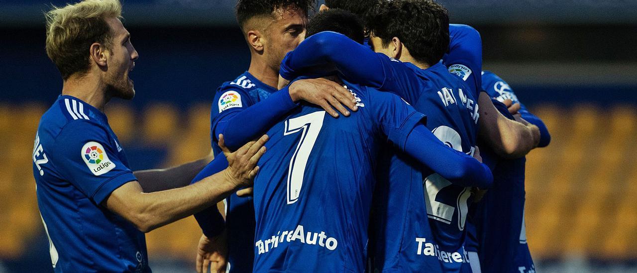 Carlos Hernández, Tejera, Diegui Johannesson, Javi Mier y Blanco Leschuk se abrazan tras el empate conseguido por el Oviedo. | LOF