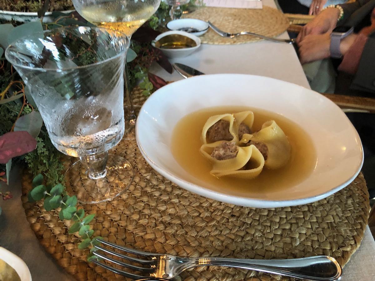 Un plat de l'escudella amb galets farcits de pilota que se servirà al Mas de Torrent el dia de Nadal.